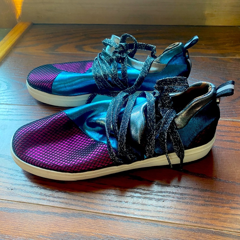 Steve Madden style shoes says size five fits size 6